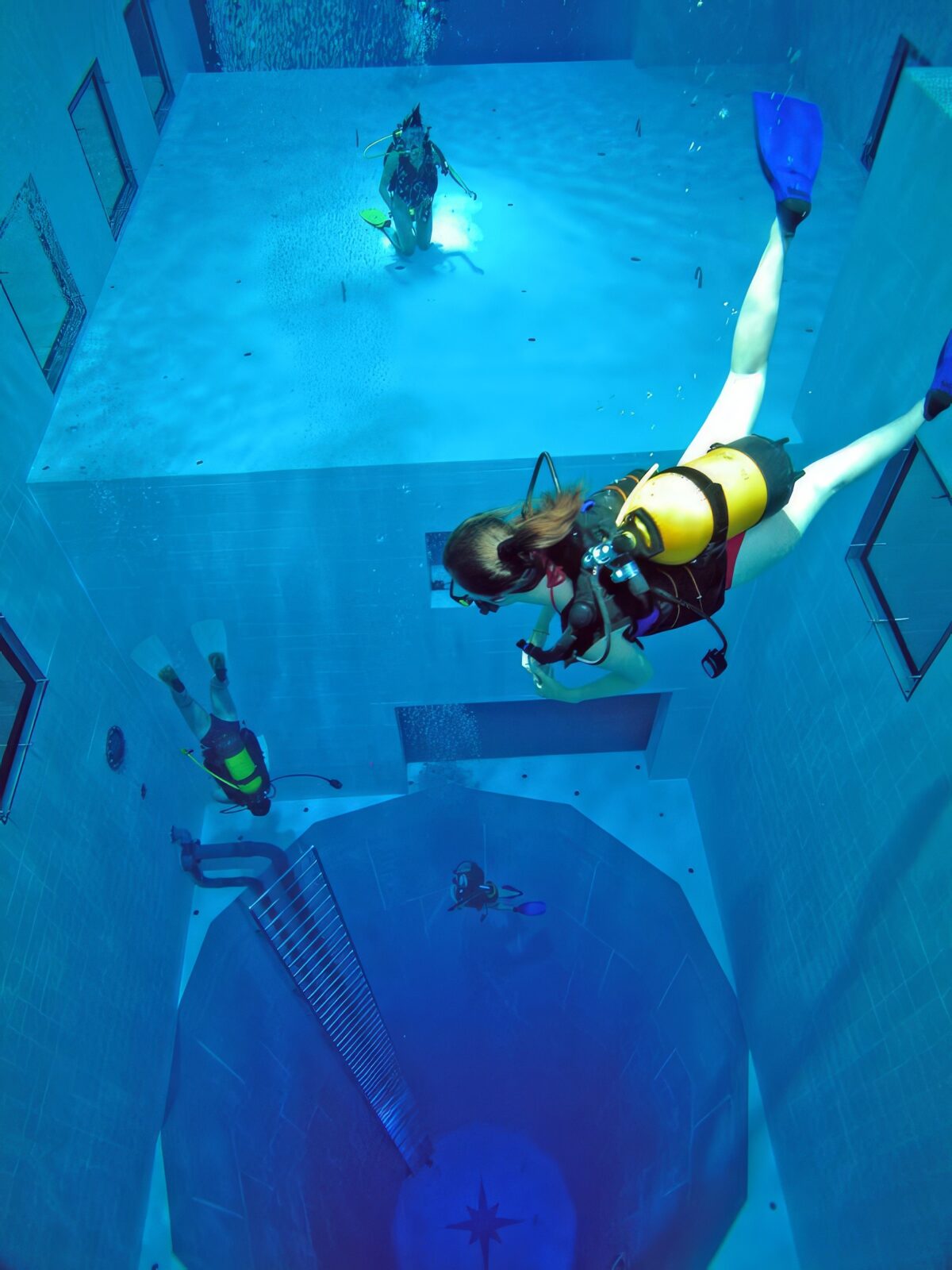 Nemo 33 swimming pool picture