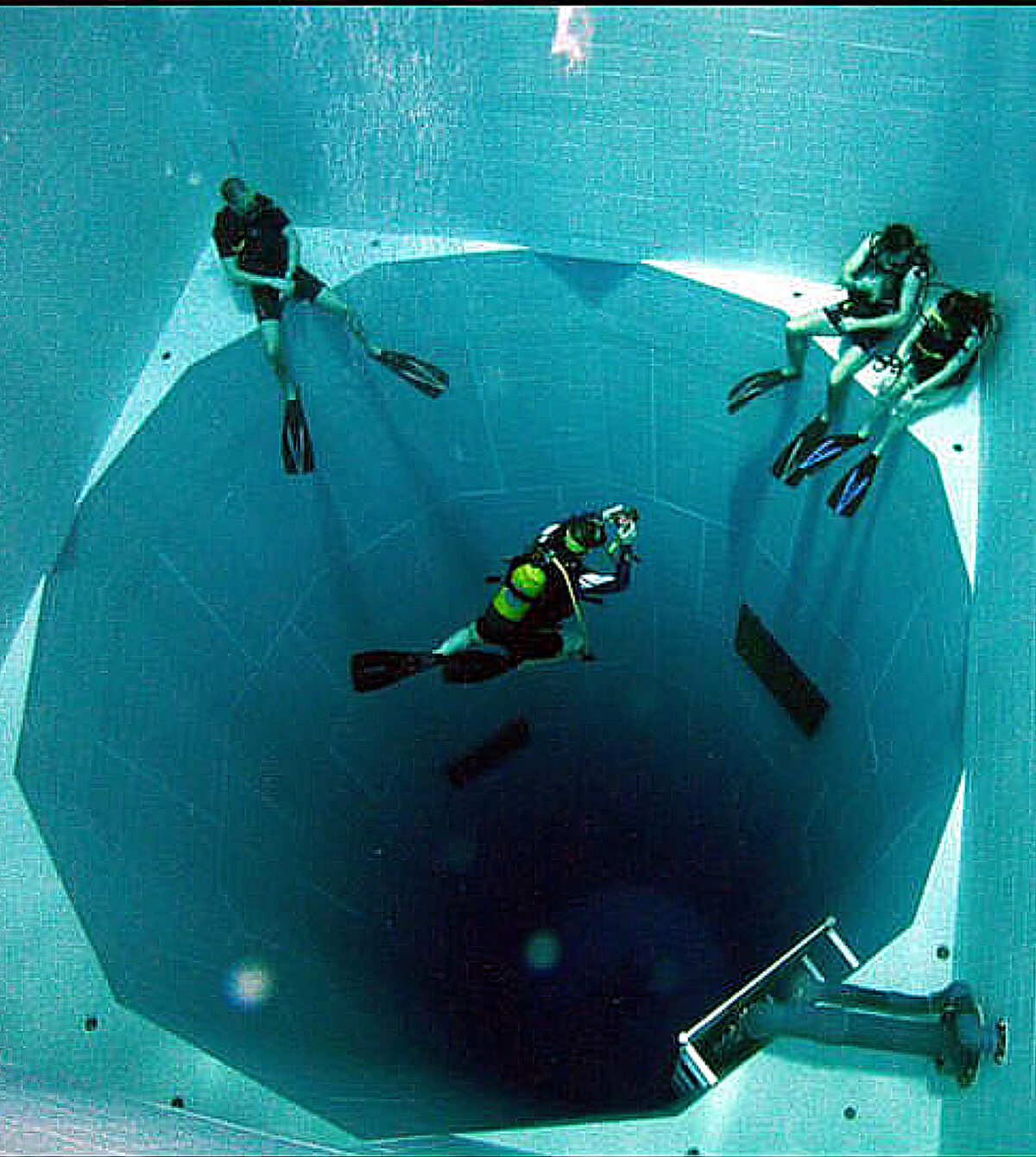 Nemo 33 swimming pool picture