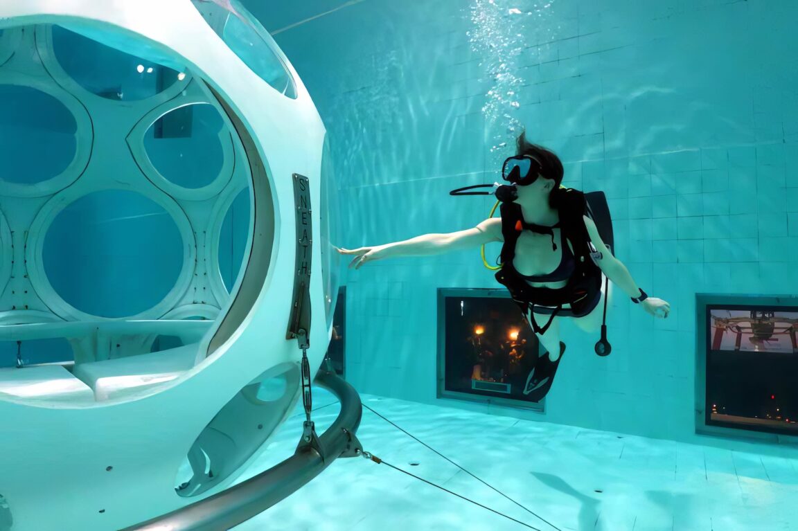 Nemo 33 swimming pool picture, divers