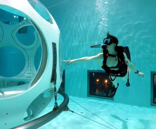 Nemo 33 swimming pool picture, divers